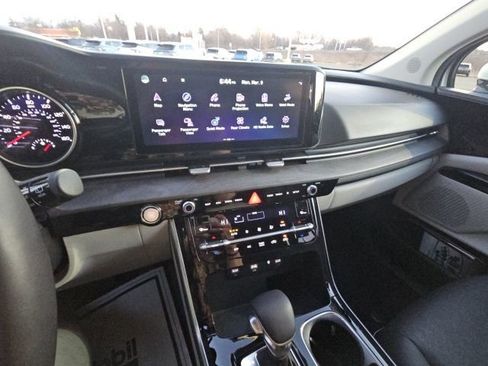 Used 2023 Kia Carnival EX image 22