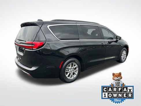Used 2021 Chrysler Pacifica Touring image 3