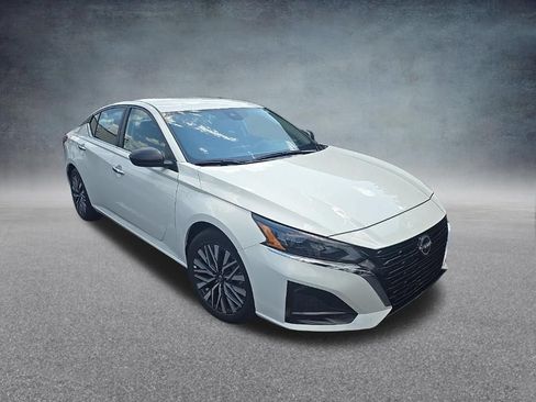 Used 2025 Nissan Altima 2.5 SV FWD image 2