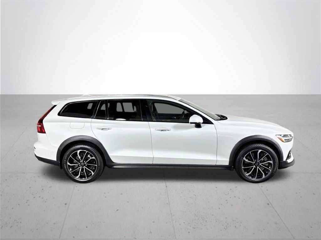 Used 2020 Volvo V60 T5 Cross Country AWD/4WD image 5