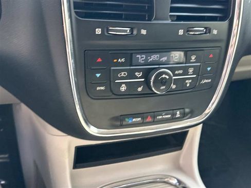 Used 2016 Chrysler Town & Country Touring w/ Driver Convenience Group FWD image 17