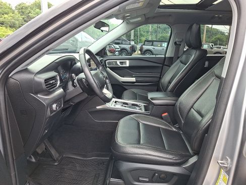 Used 2020 Ford Explorer XLT w/ Equipment Group 202A AWD/4WD image 14