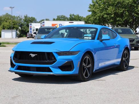 Used 2025 Ford Mustang Coupe RWD image 5