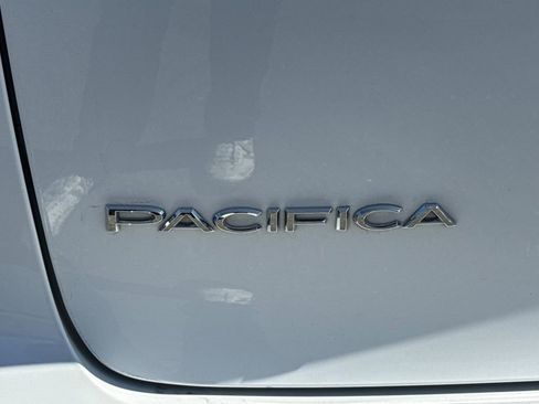 Used 2024 Chrysler Pacifica Touring-L FWD image 13