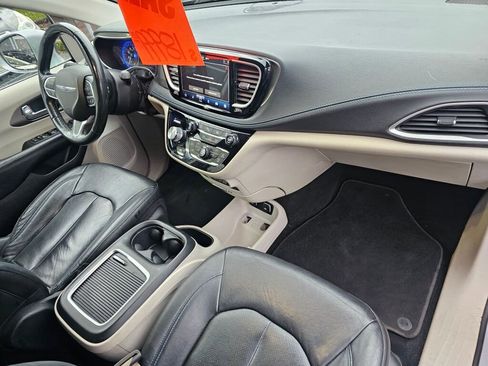 Used 2021 Chrysler Pacifica Touring-L image 13