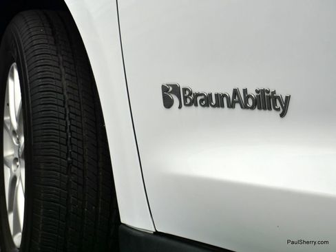 Used 2022 Chrysler Voyager LX image 24