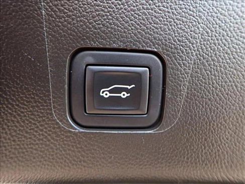 Used 2023 Chevrolet Traverse RS image 9