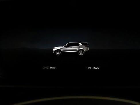 Certified 2025 Land Rover Discovery Dynamic SE image 18