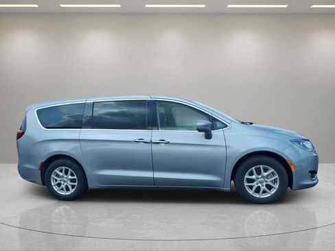 Used 2020 Chrysler Pacifica Touring w/ Cold Weather Group FWD image 2