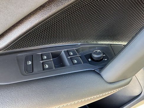 New 2025 Volkswagen Tiguan SE image 19