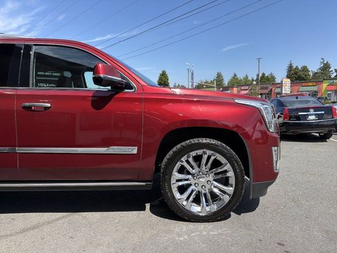 Used 2017 Cadillac Escalade ESV Premium Luxury w/ LPO, Radiant Package AWD/4WD image 12