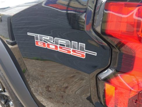 Used 2024 Chevrolet Colorado Trail Boss w/ LPO, Dark Essentials Package AWD/4WD image 13