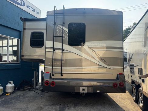 Used 2017 Ford E-450 and Econoline 450 Super Duty w/ Motorhome Prep Package RWD image 5