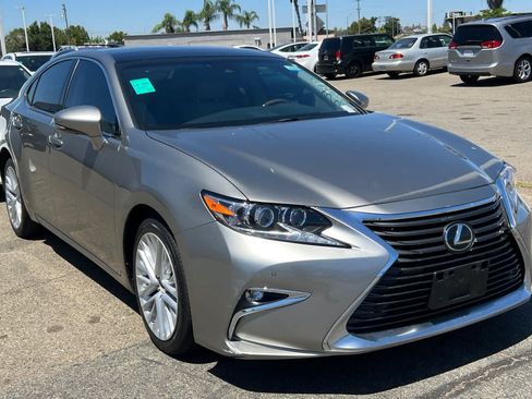 Used 2018 Lexus ES 350 w/ Luxury Package w/Wood Trim FWD image 3