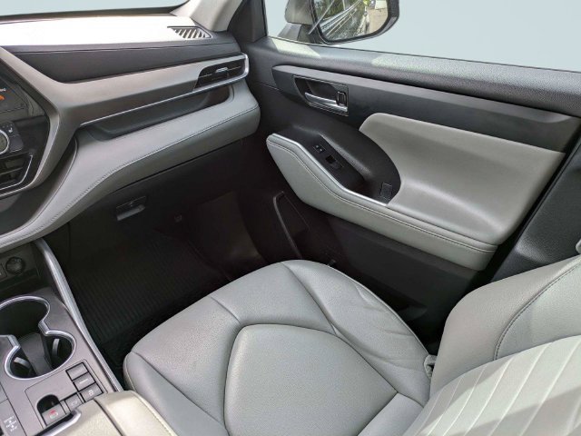 Used 2023 Toyota Highlander XLE FWD image 21