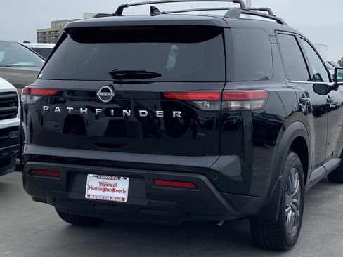 Used 2025 Nissan Pathfinder SV w/ Cargo Package image 4