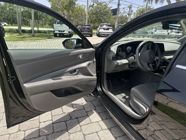 Used 2025 Hyundai Elantra SEL FWD image 22