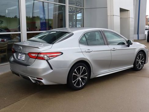Used 2018 Toyota Camry SE FWD image 3