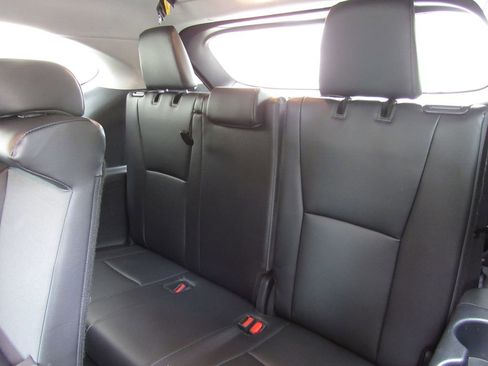 Used 2024 Toyota Highlander XLE AWD/4WD image 17