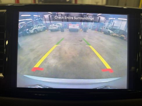 Used 2024 Chrysler Pacifica Touring-L FWD image 15