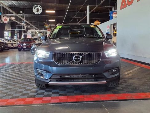Used 2021 Volvo XC40 T4 Momentum FWD image 2