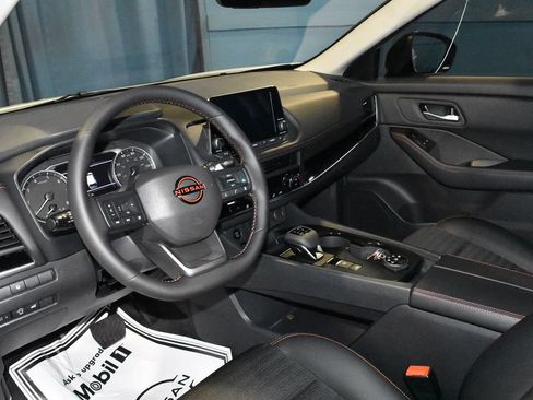 Used 2026 Nissan Rogue SV AWD/4WD image 2