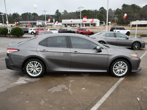 Used 2020 Toyota Camry XLE image 6