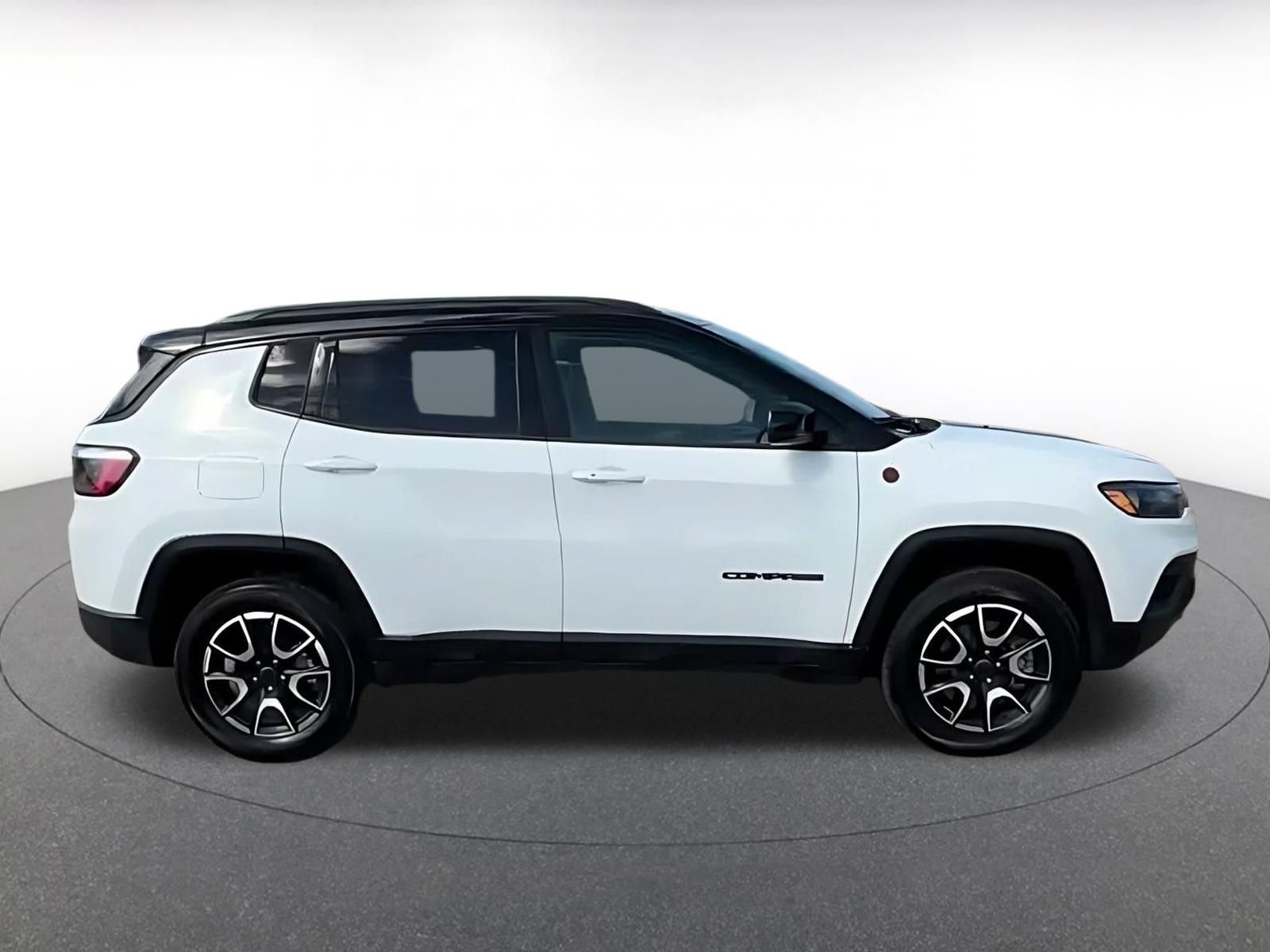 Used 2025 Jeep Compass Trailhawk AWD/4WD image 15