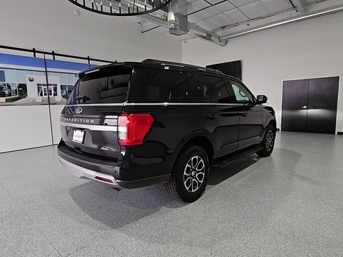Used 2024 Ford Expedition XLT RWD image 8