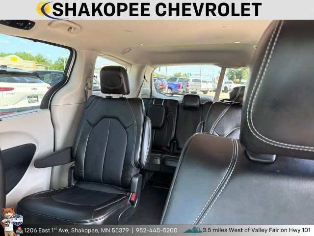 Used 2024 Chrysler Pacifica Touring-L FWD image 10
