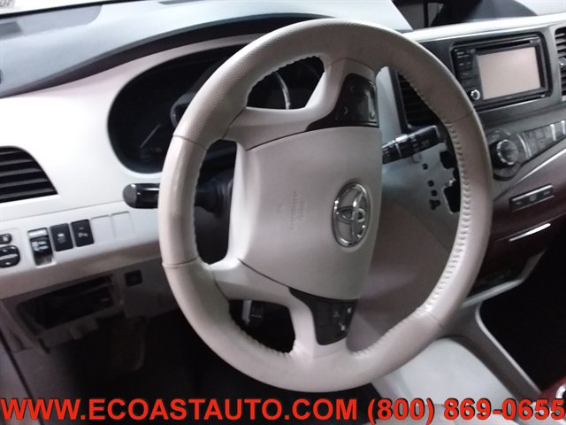 Used 2014 Toyota Sienna XLE w/ Entertainment Package FWD image 11