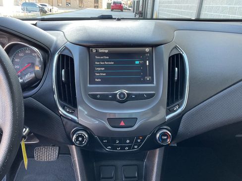 Used 2017 Chevrolet Cruze LT image 22
