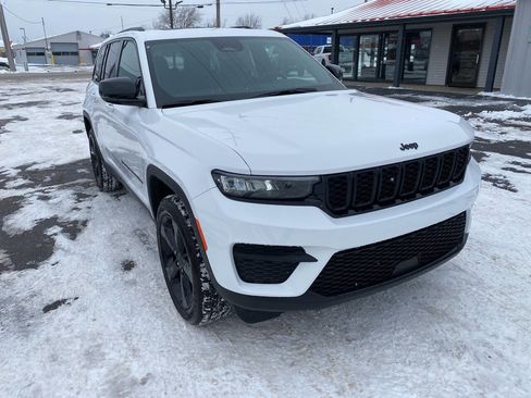 Used 2024 Jeep Grand Cherokee Altitude image 4