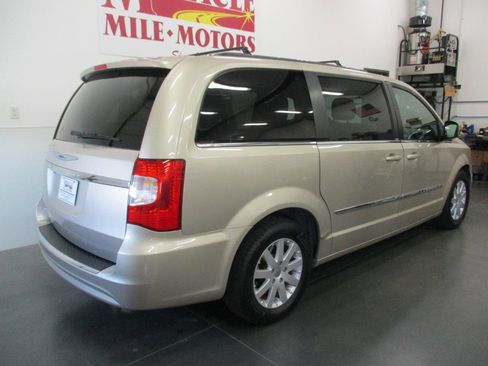 Used 2014 Chrysler Town & Country Touring image 7