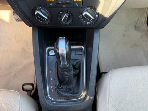 Used 2017 Volkswagen Jetta SE image 12