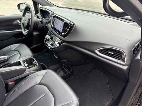Used 2025 Chrysler Pacifica Select FWD image 15