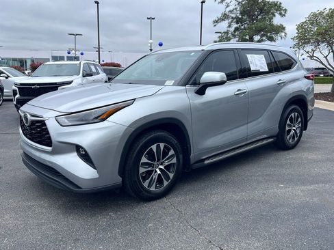 Used 2022 Toyota Highlander XLE AWD/4WD image 7