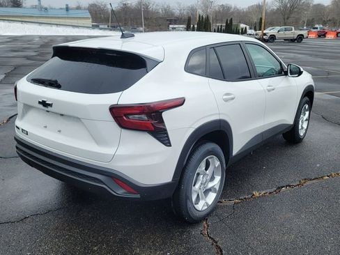 New 2026 Chevrolet Trax LS w/ LS Convenience Package FWD image 12