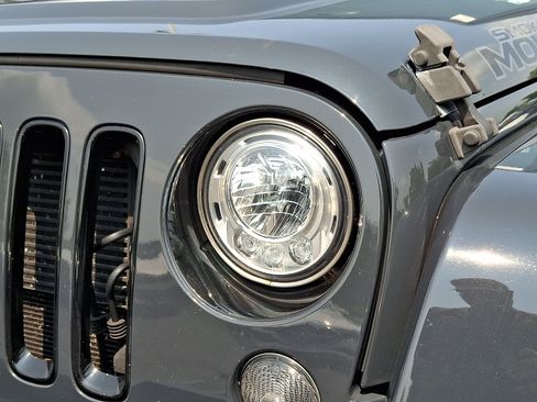 Used 2017 Jeep Wrangler Unlimited Sahara AWD/4WD image 9