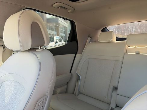 Used 2023 Genesis GV60 Advanced image 6