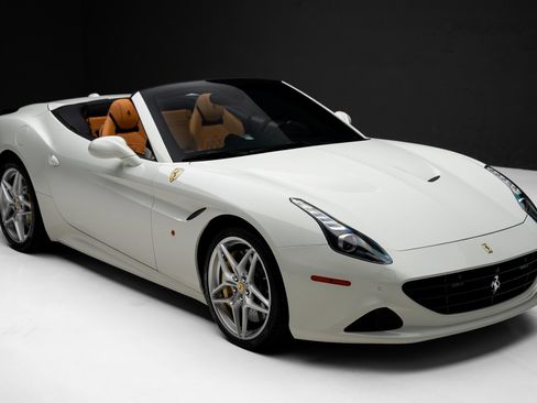 Used 2015 Ferrari California T RWD image 43