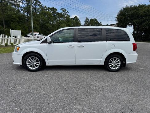 Used 2019 Dodge Grand Caravan SXT w/ Mopar Premium Addition Group FWD image 3