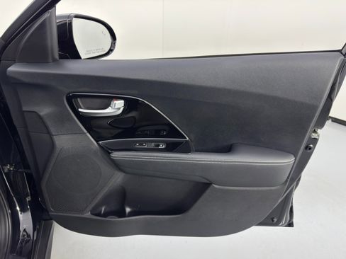 Used 2020 Kia Niro EX image 40