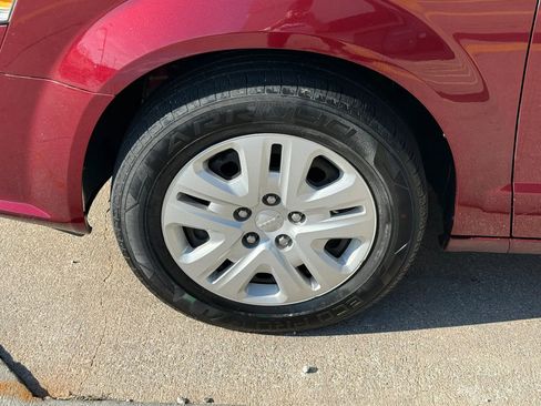 Used 2018 Dodge Grand Caravan SE w/ UConnect Hands-Free Group image 40