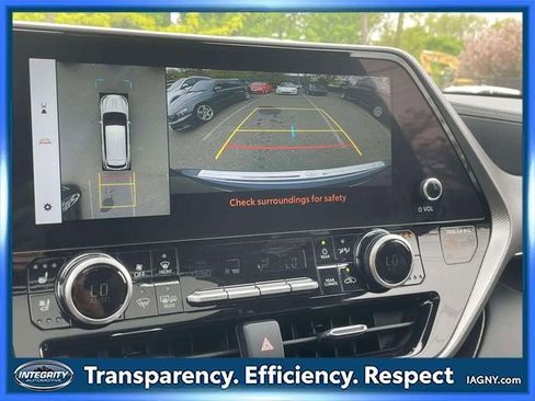 Used 2024 Toyota Highlander Platinum FWD image 30