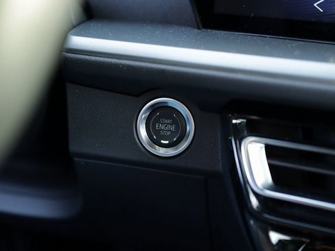 Used 2025 Chevrolet Traverse LT image 20