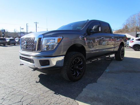 Used 2017 Nissan Titan SV image 3