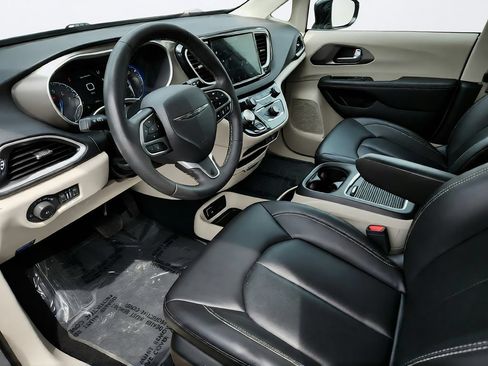 Used 2024 Chrysler Pacifica Touring-L FWD image 24