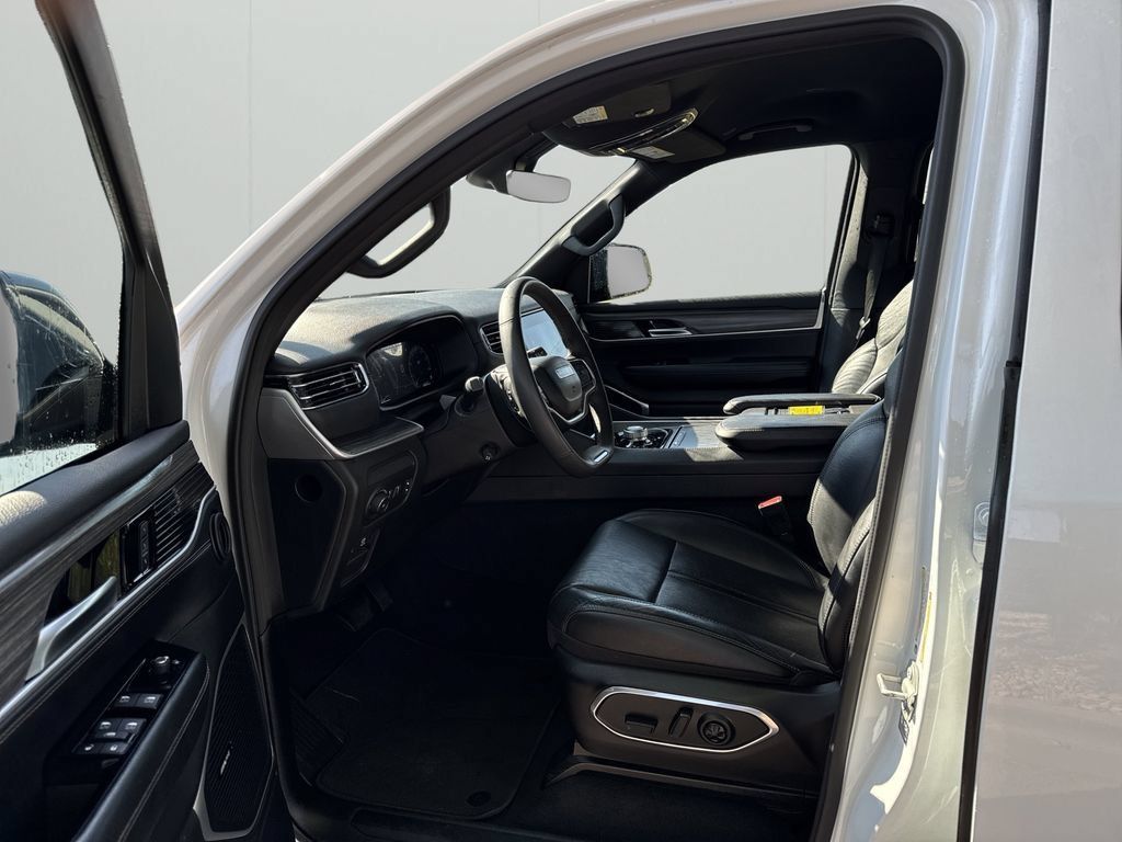 Used 2024 Jeep Wagoneer Series II w/ Flexible Seating Group AWD/4WD image 11