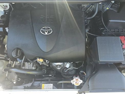 Used 2018 Toyota Sienna Limited w/ Carpet Mat Package FWD image 5